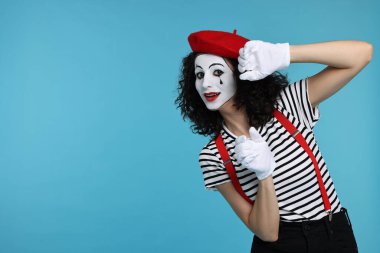 Açık mavi arkaplanda bereli komik bir mayın, metin için boşluk