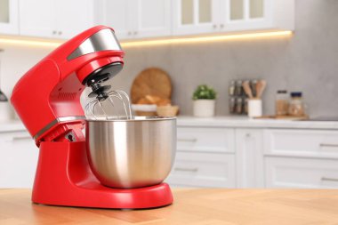 Mutfaktaki ahşap masada modern kırmızı stand mikseri, metin için yer