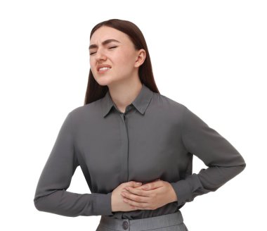 Beyaz arka planda karın ağrısı çeken bir kadın.