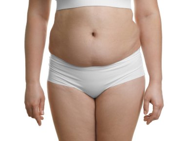 Beyaz arka planda aşırı göbek yağlı bir kadın, yakın plan. Aşırı kilolu