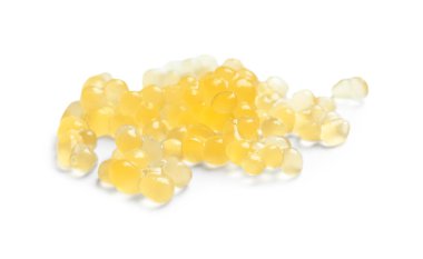 Beyaz üzerine izole edilmiş taze turna havyarı yığını.