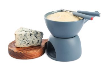 Lezzetli eritilmiş peynir, çatal ve beyaz üzerine izole edilmiş parça fondü.