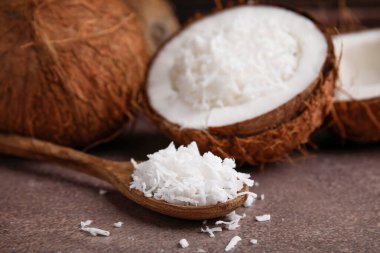 Hindistan cevizi gevrekleri ve kaşık kahverengi masada, yakın plan.