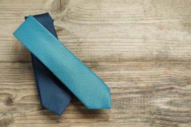 Tahta masada iki kravat, üst manzara. Metin için boşluk