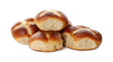 Beyaz üzerine izole edilmiş lezzetli sıcak haç çörekleri.