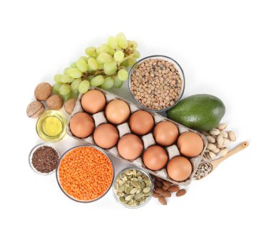 Farklı fındıklar, tohumlar ve ürünler. Sağlıklı yağlar. Beyazlar üzerinde izole edilmiş.