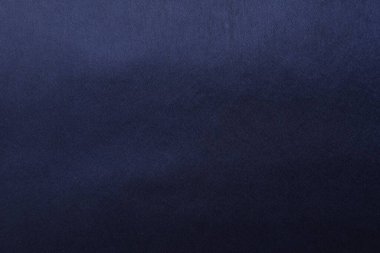 Arka plan olarak koyu mavi ipek kumaş dokusu, üst görünüm