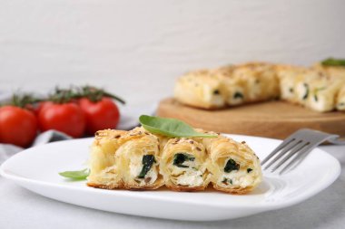 Işık masasında ıspanaklı enfes puf böreği, yakın plan.