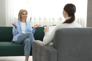 Ofiste hastayla çalışan profesyonel psikoterapist.