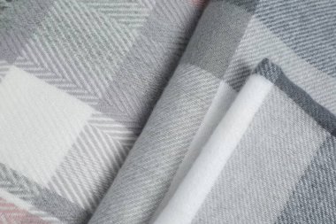 Arkaplan olarak yumuşak karalanmış eşarp, yakın görünüm