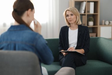 Ofiste hastayla çalışan profesyonel psikoterapist.