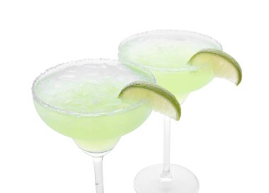 Lezzetli Margarita kokteyli, bardakta buz, tuz ve limon, beyaz üzerine izole edilmiş.