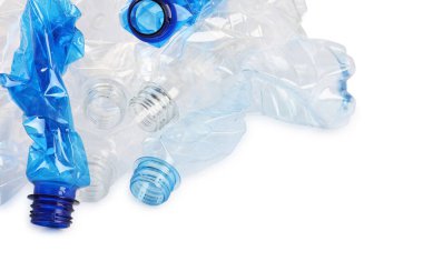 Kırışmış tek kullanımlık plastik şişeler beyaz arka planda, metin için boşluk