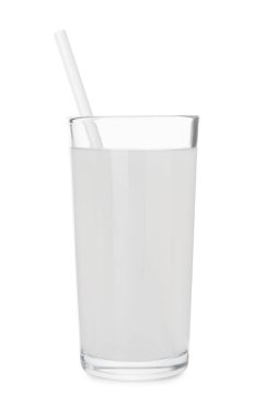 Bir bardak hindistan cevizi suyu beyaza izole edilmiş.