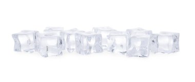 Birçok eriyen kristal berrak buz küpleri beyazın üzerinde izole edilmiş.