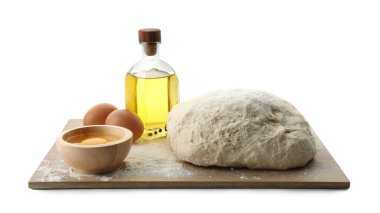 Çiğ hamur ve malzemeler beyaza izole edilmiş.