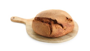 Taze pişmiş ekşi ekmeğin tamamı beyaz üzerine izole edilmiş.