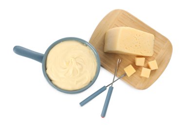 Lezzetli eritilmiş peynirli fondü, çatallar ve parçalar beyaza izole edilmiş, üst manzara