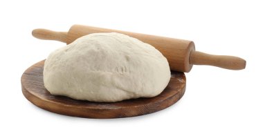 Çiğ hamur ve oklava beyaz izole