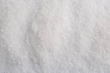 Arka plan olarak beyaz doğal tuz, üst görünüm