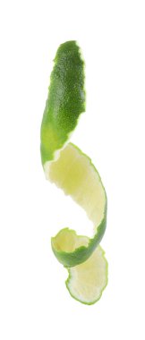 Bir taze limon kabuğu beyaza izole edilmiş.
