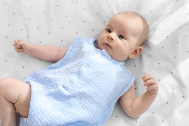 Evinde beşiğinde uzanmış şirin bir bebek.