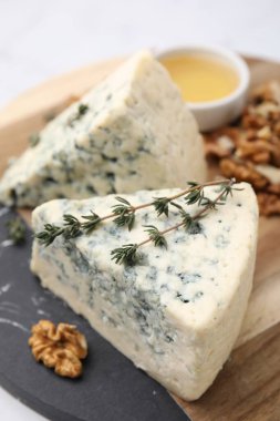 Tahta tahtada kekik, bal ve cevizli leziz mavi peynir, yakın plan.