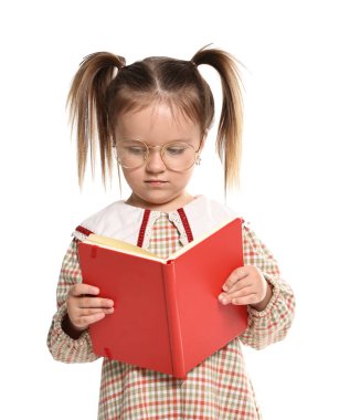 Sevimli küçük kız beyaz arka plan üzerinde kitap okuma