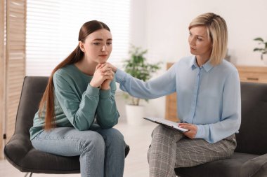 Ofiste hastayla çalışan profesyonel psikoterapist.