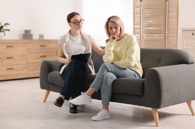 Ofisteki koltukta birlikte çalışan profesyonel psikoterapist.