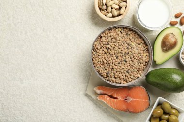 Farklı ürünler, ışık masasında doğal yağ oranı yüksek, düz. Metin için boşluk