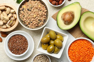 Aydınlık masada doğal yağ oranı yüksek farklı ürünler.