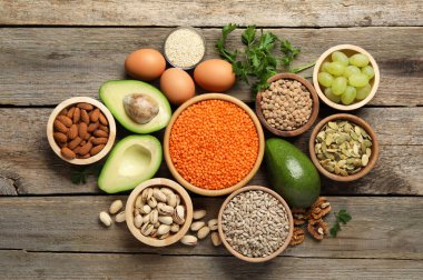 Farklı ürünler, yüksek doğal yağlar, ahşap masada, düz yerde.