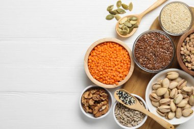 Farklı ürünler beyaz ahşap masa üzerinde doğal yağ oranı yüksek, düz. Metin için boşluk