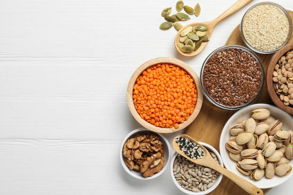 Продукты с высоким содержанием натуральных жиров на белом деревянном столе, плоская кладка. Пространство для текста