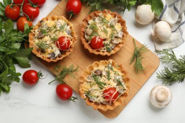 Peynirli, domatesli, mantarlı ve dereotlu turtalar bembeyaz masada, düz yatıyordu.