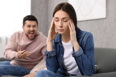 Kızgın kocasını evde görmezden gelen, seçici odaklı bir eşe hakaret. İlişki sorunları