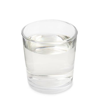 Beyaza izole edilmiş camdaki doğal sirke.