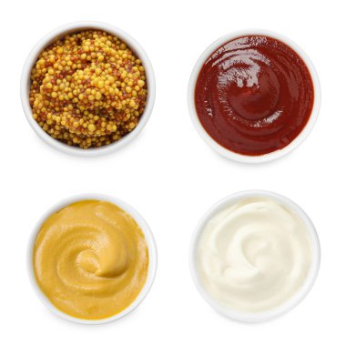 Beyaz, üst görünümde izole edilmiş farklı soslar.