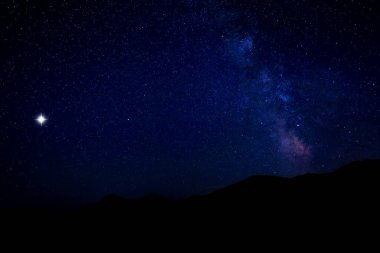 Geceleri gökyüzü parlayan yıldızlarla dolu.