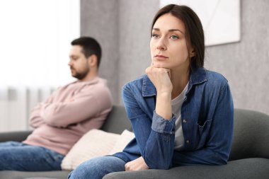 İçeride tartıştıktan sonra birbirlerini görmezden gelmeleri, seçici bir odak noktası. İlişki sorunları