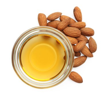 Kavanozda badem yağı ve beyaza izole edilmiş taze fındık.