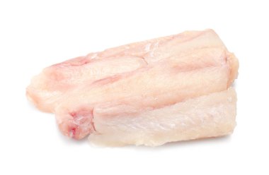 Çiğ balık parçaları beyaza izole edilmiş.