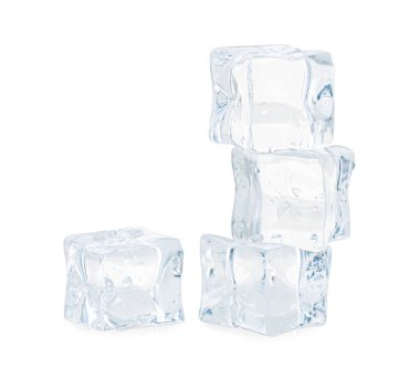 Birçok kristal berrak buz küpleri beyaz üzerinde izole