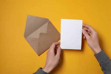 Portakal masasında boş kartı olan bir kadın. Metin için boşluk