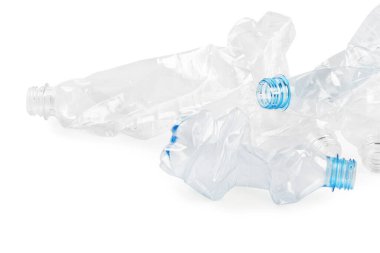 Kırışmış tek kullanımlık plastik şişeler beyaz arka planda