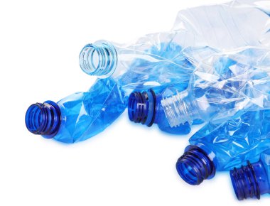 Kırışmış tek kullanımlık plastik şişeler beyaz arka planda