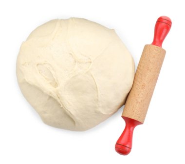 Çiğ hamur ve merdane beyaz, üst görünümde izole