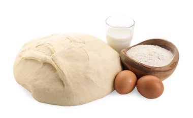 Çiğ hamur ve malzemeler beyaza izole edilmiş.