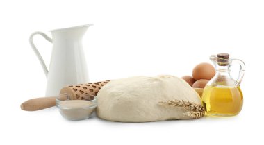 Çiğ hamur, merdane ve malzemeler beyaza izole edilmiş.